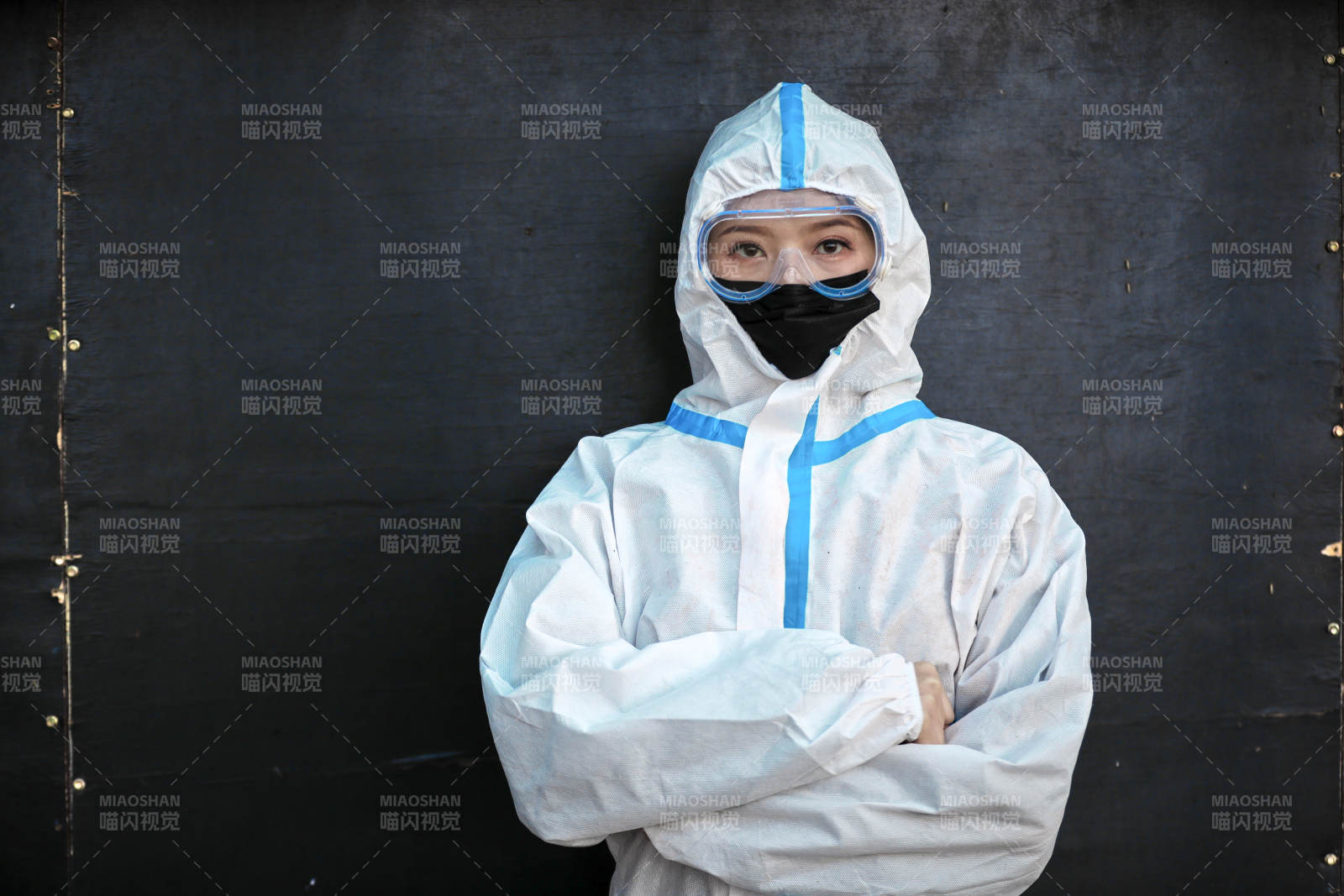 穿白色防護服佩戴護目鏡口罩的女性防護人員