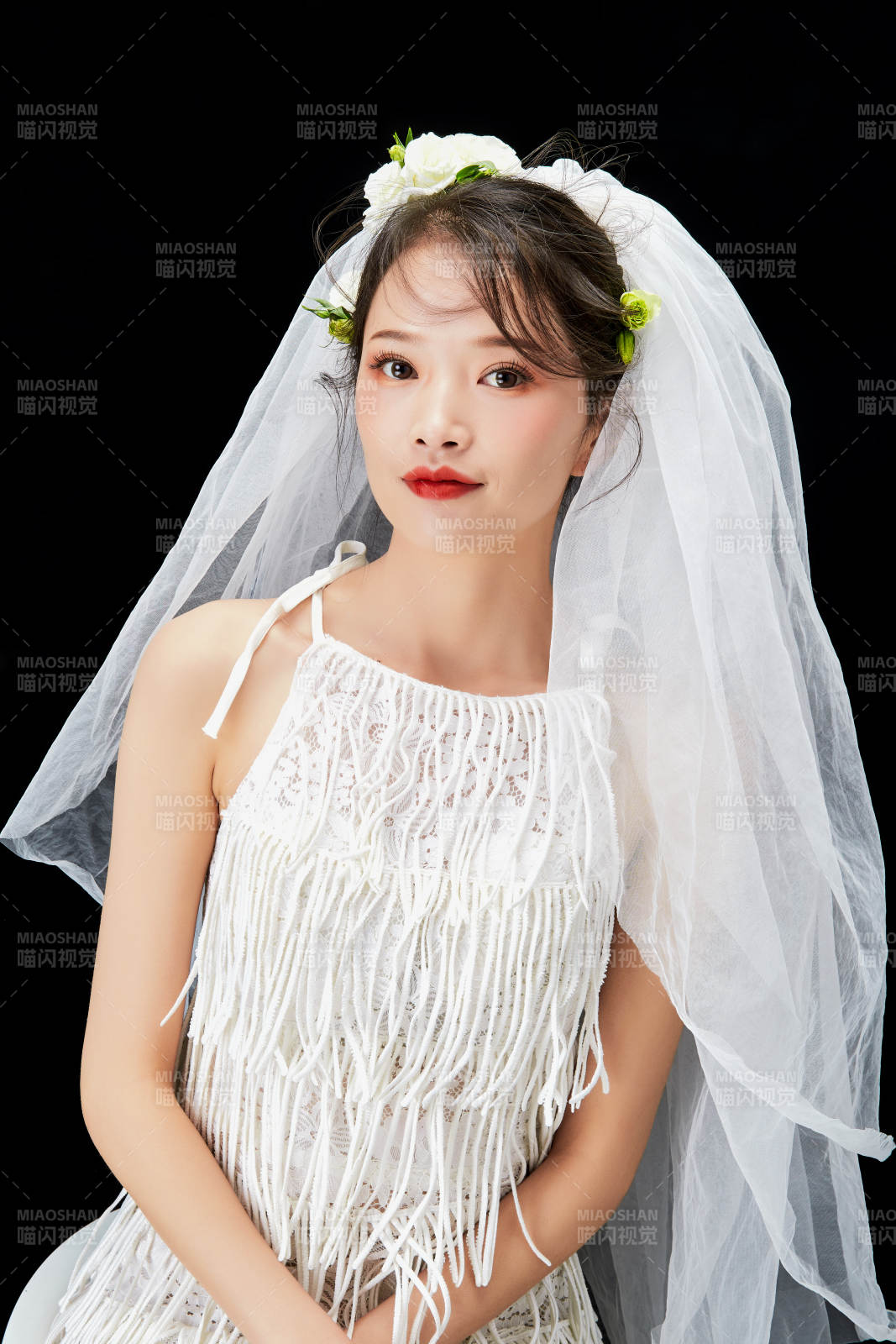 黑色背景下的美妝新娘彩妝人像