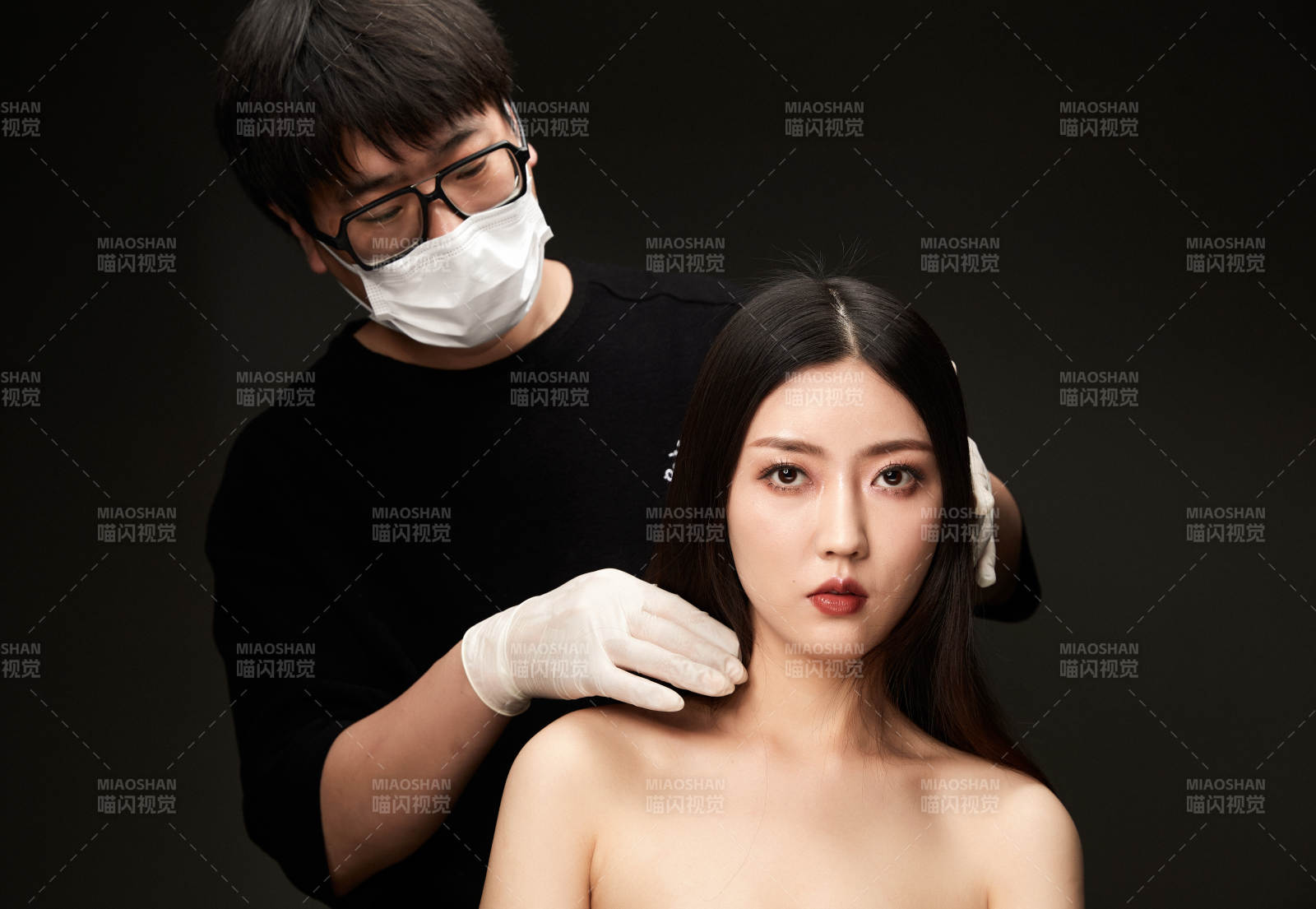 進行美妝化妝的化妝師與模特