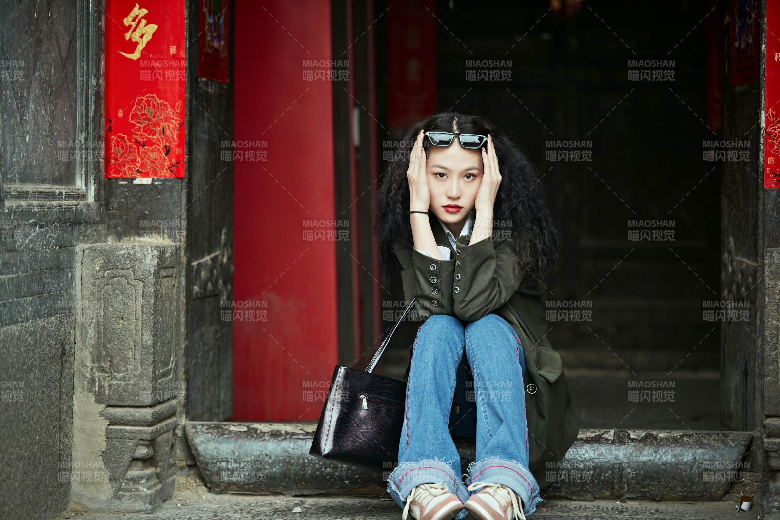 老舊城區(qū)里穿著復(fù)古港風(fēng)的美麗清純少女