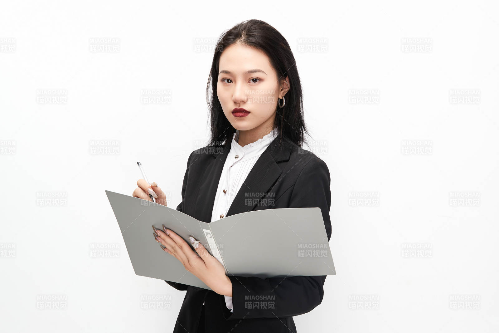 身穿西服拿著文件夾的美麗商務女士