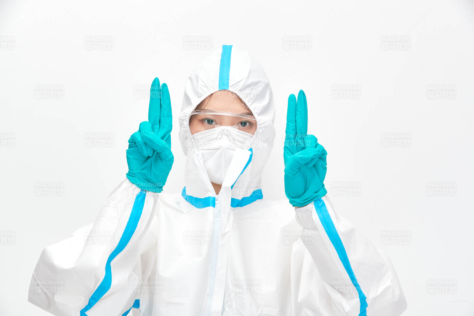 穿白色防護服佩戴護目鏡口罩的女性醫療人員