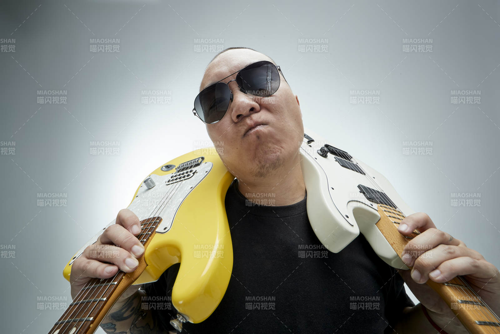 手持電吉他展示演奏的亞洲男性搖滾樂手人像