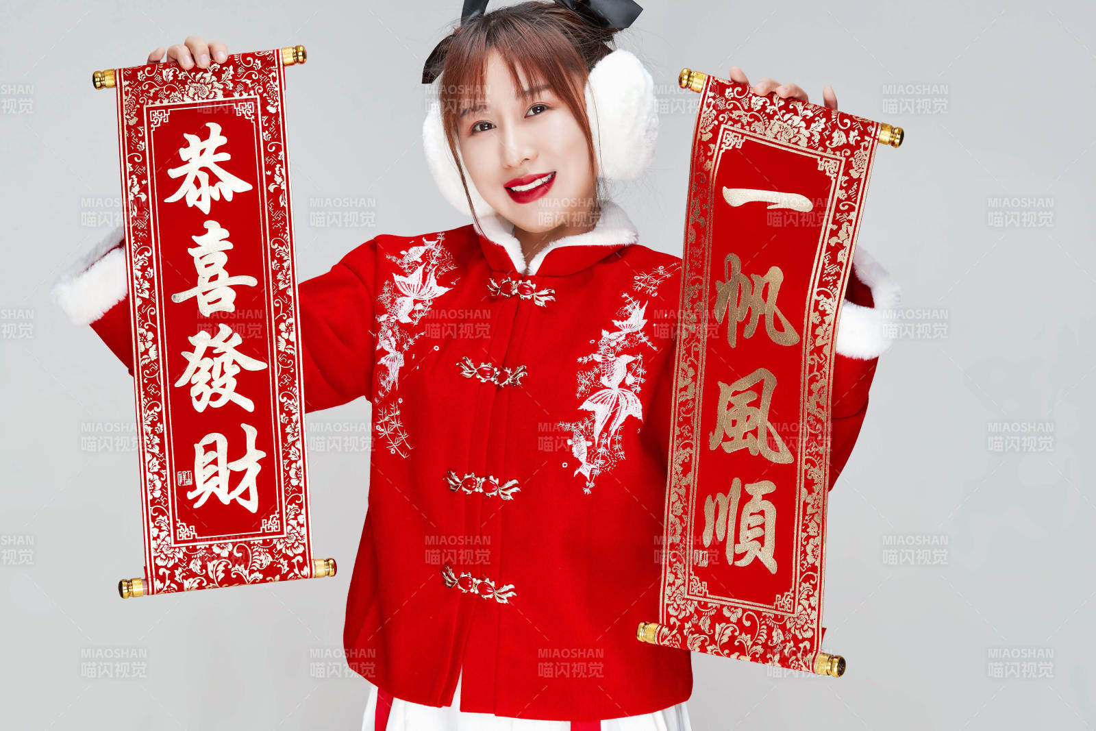 手持春聯身穿喜慶漢服的可愛少女