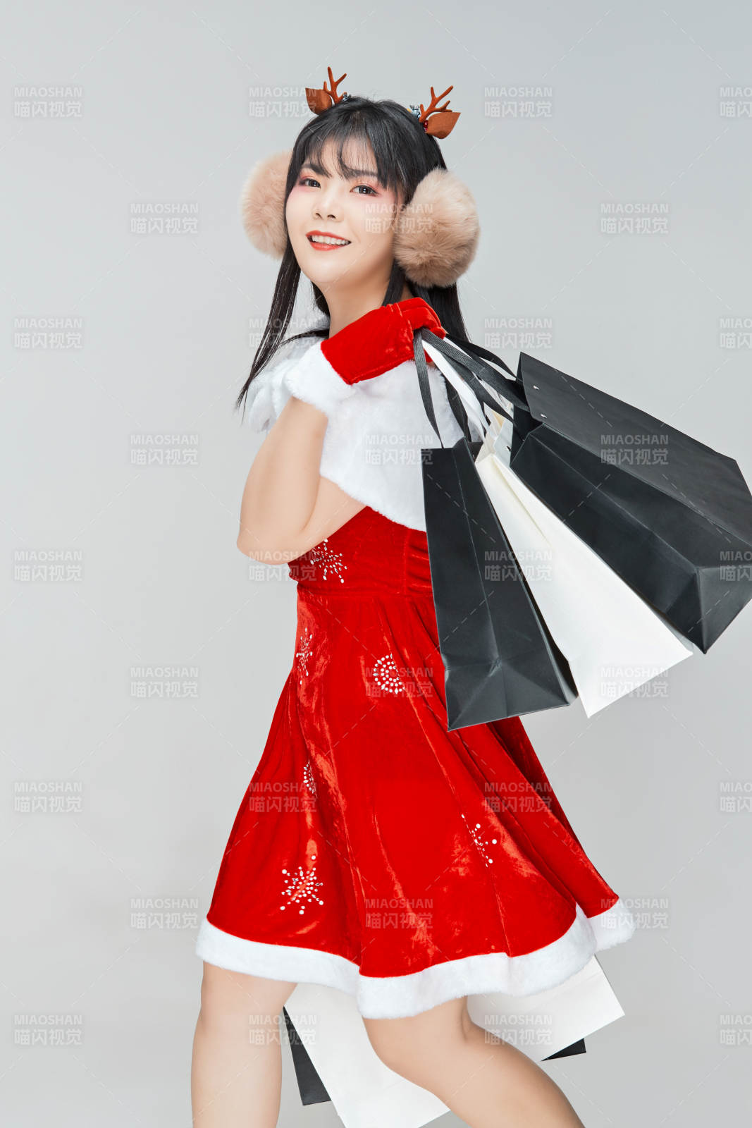 身穿圣誕服飾手提購物袋性感可愛的圣誕女郎