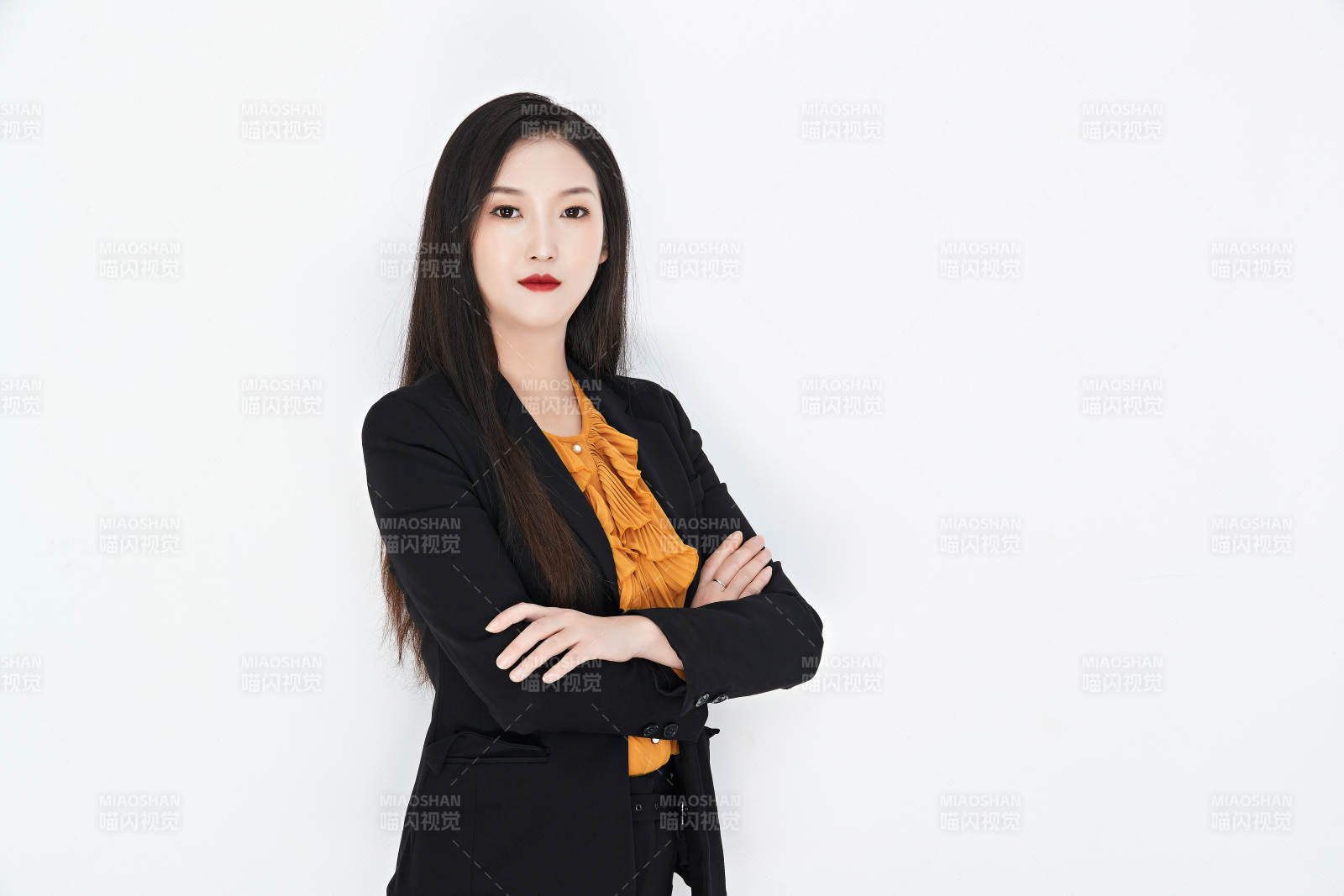 白色背景下的美麗商務女性肖像