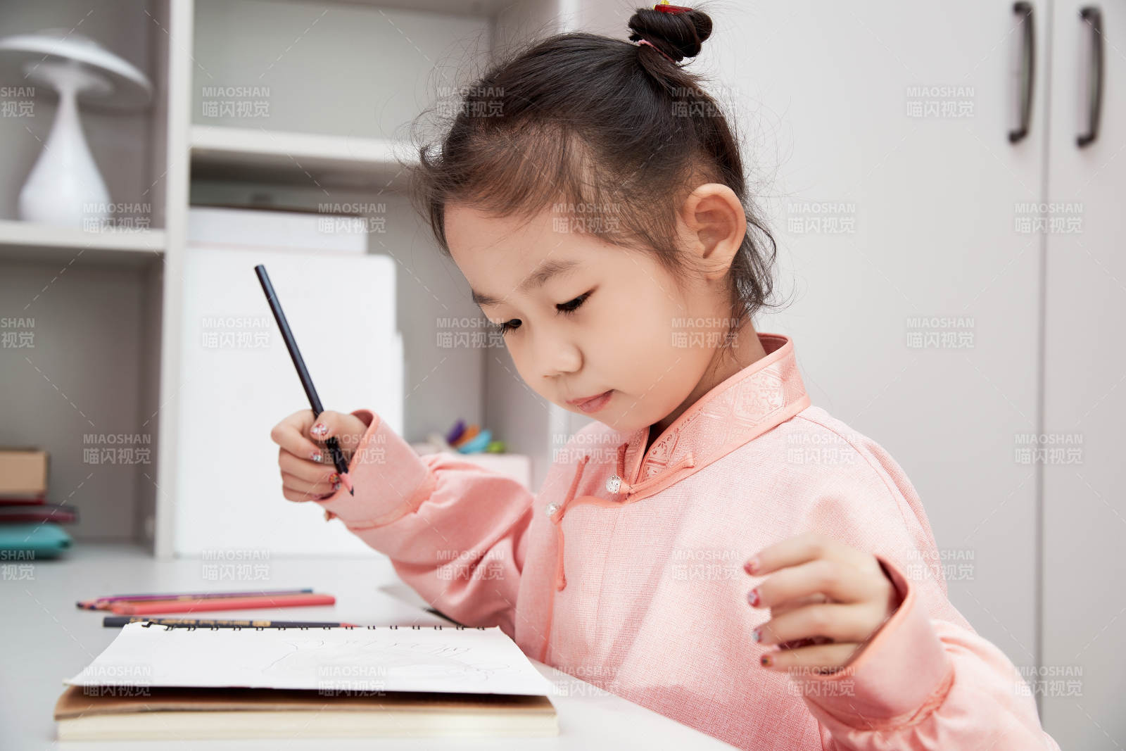 在家玩耍的亞洲小女孩