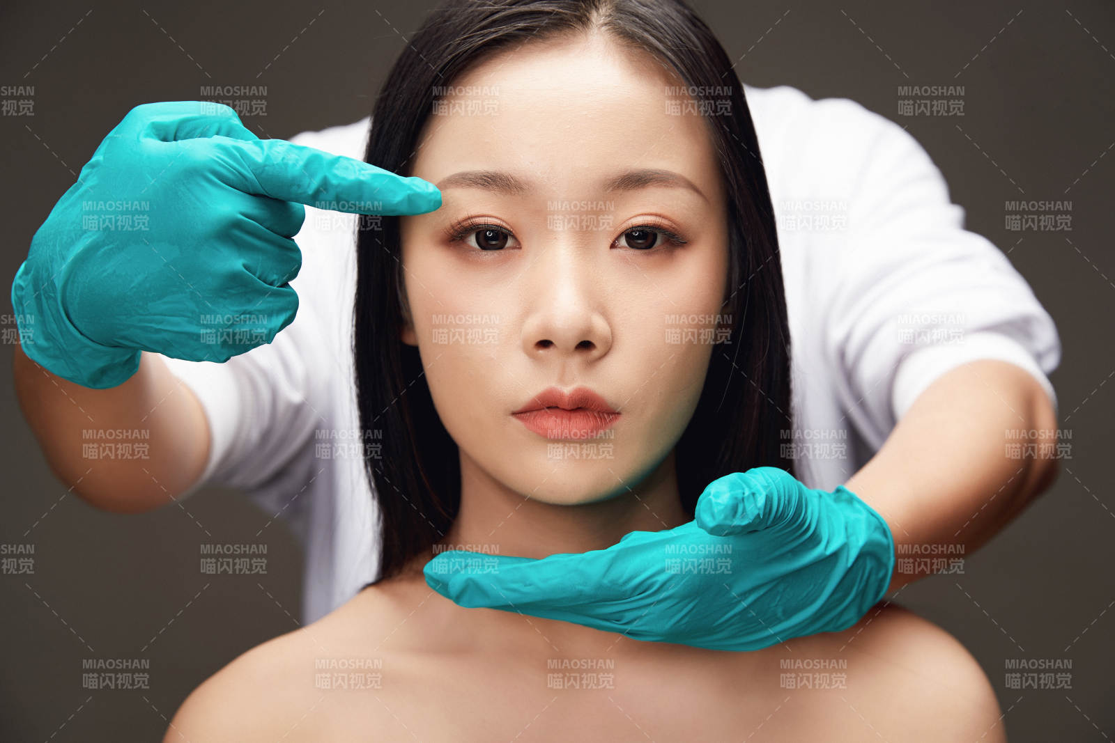 黑色背景里的亞洲美女面部特寫醫(yī)美整容