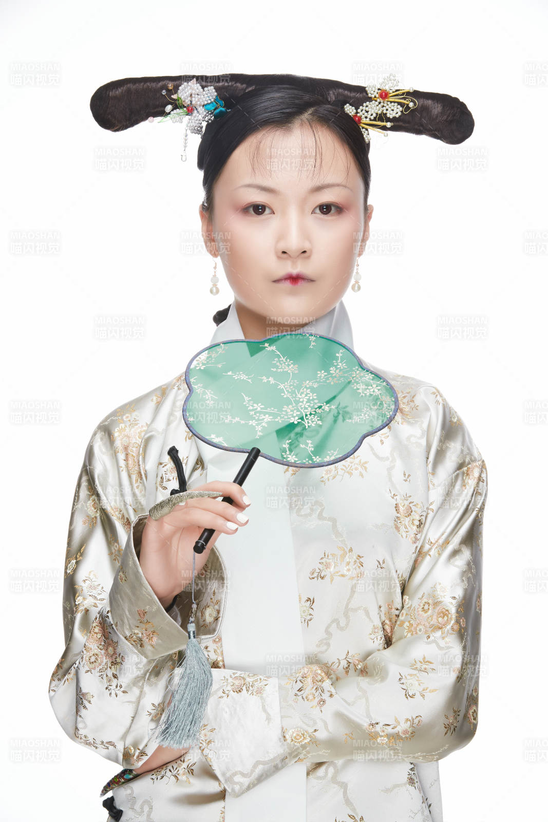 白色背景下的清代女性古裝造型清朝古裝