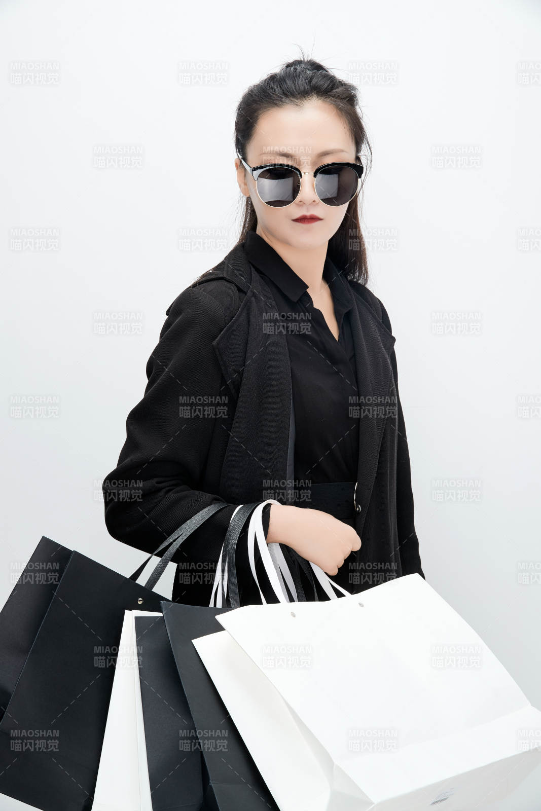 白色背景下手提購物袋時(shí)尚美麗的亞洲少女