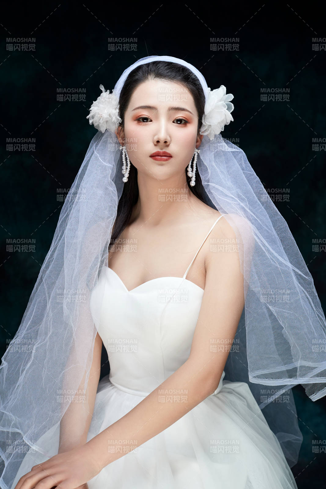 黑色背景下的女性復古婚紗妝面