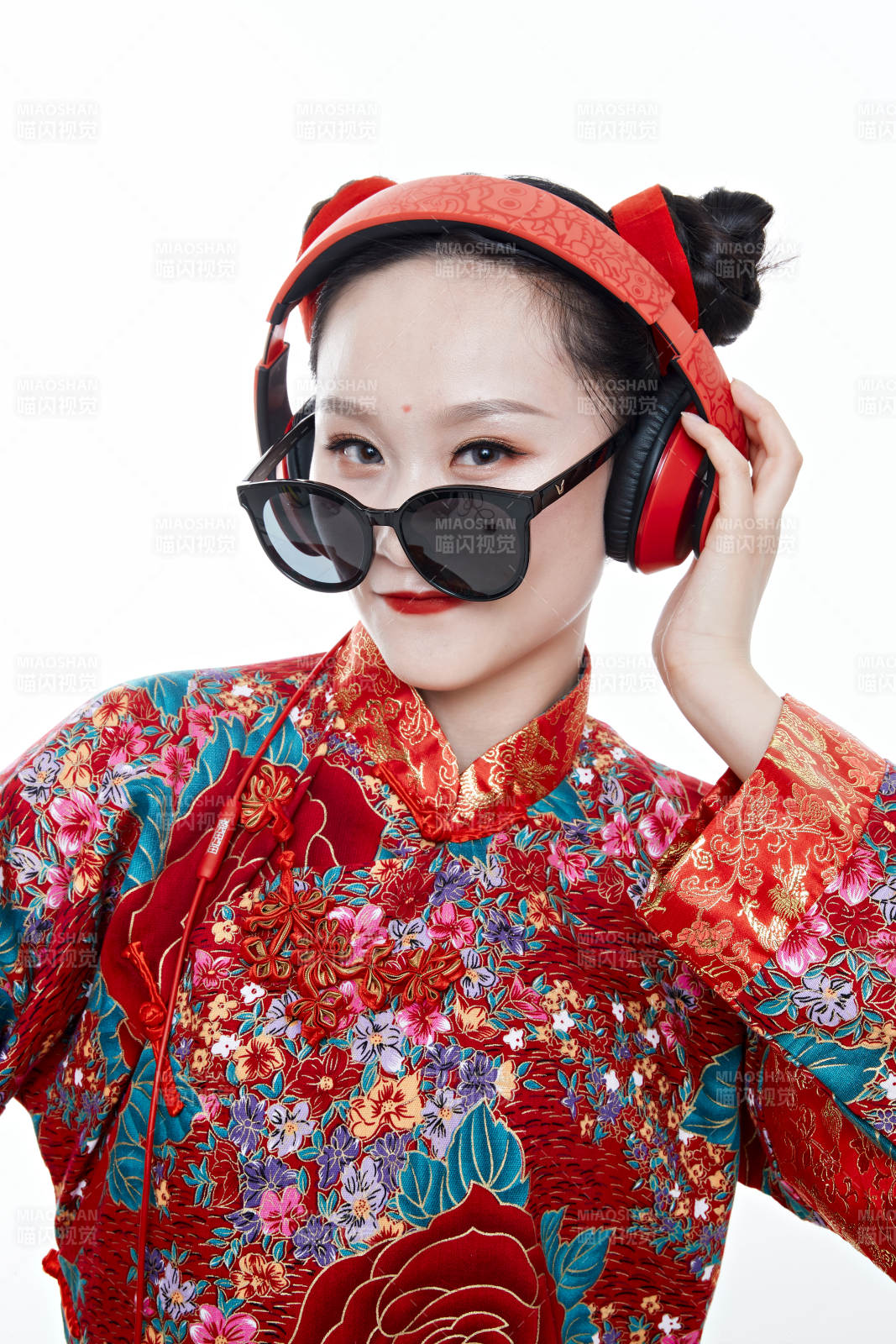 身穿中國傳統服飾的青年女性