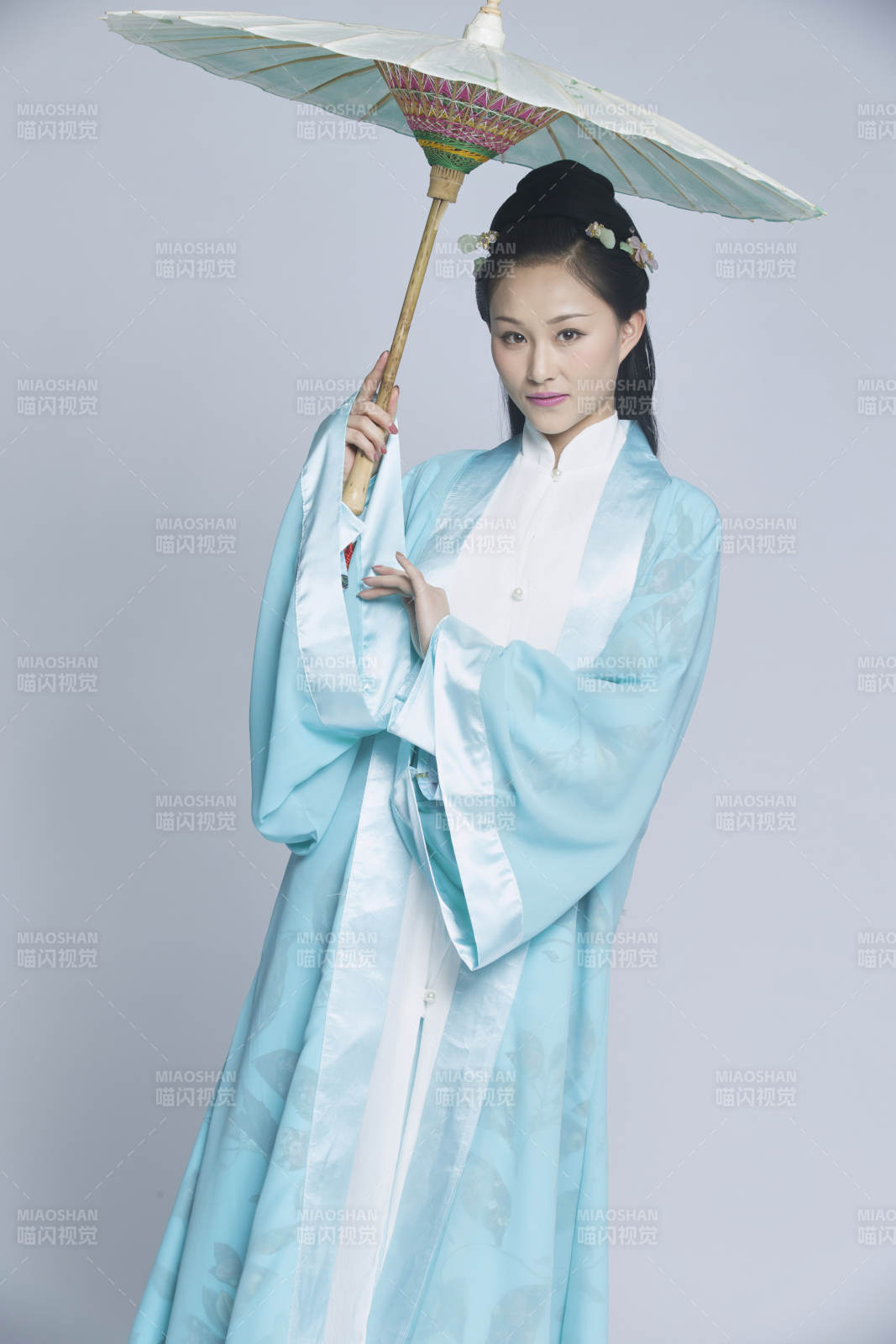 身穿古裝的漢服女性人像漢服影棚拍攝