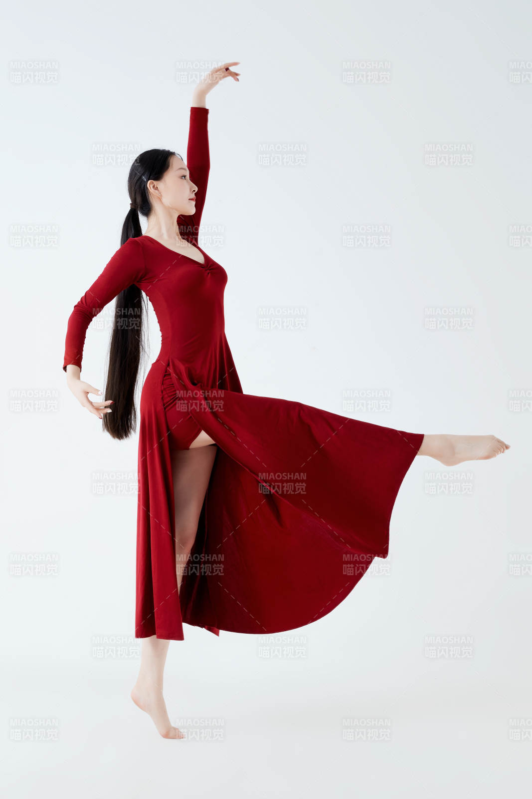 穿着红色长裙翩翩起舞的少女