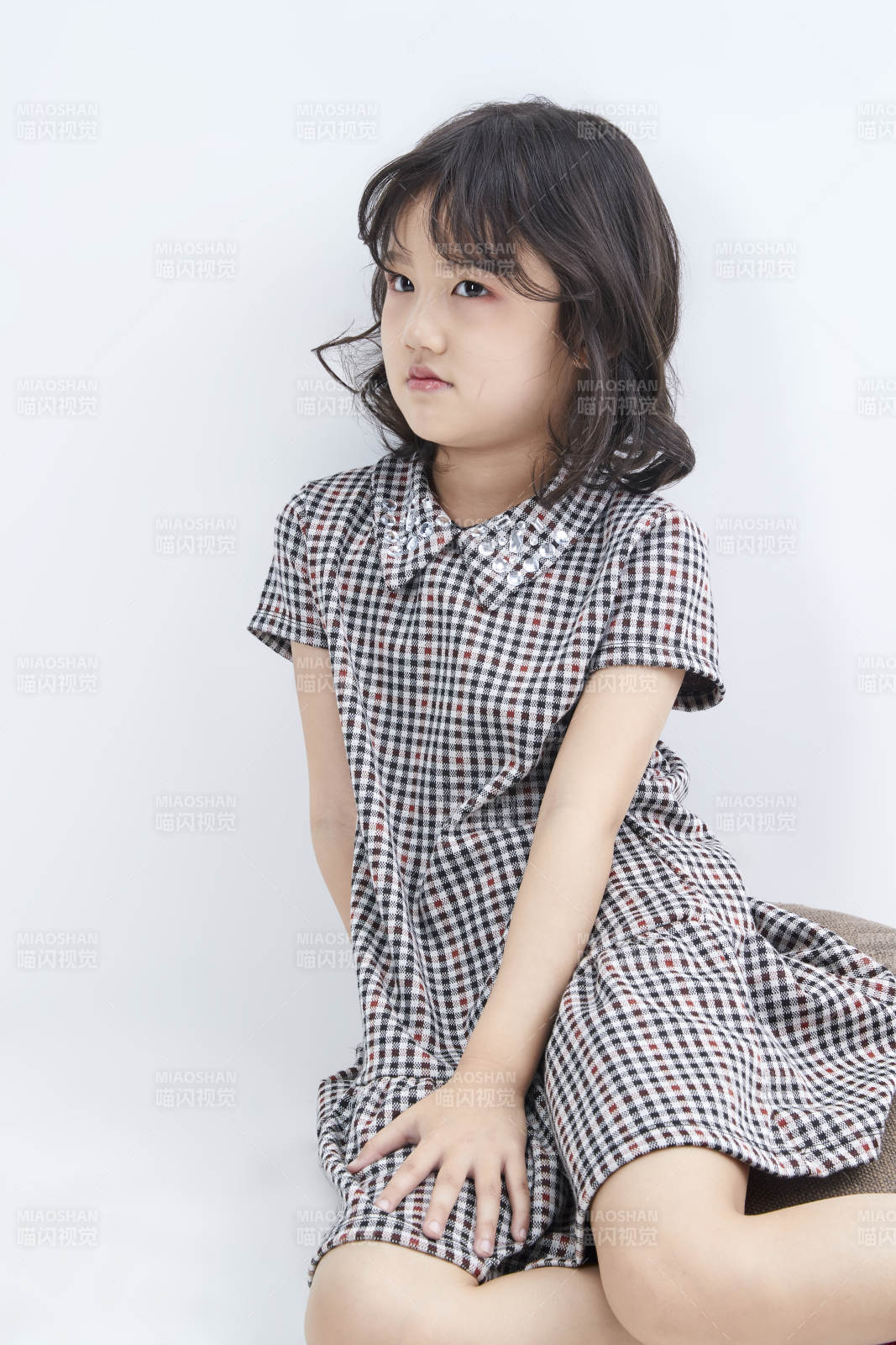 白色色背景的可愛的亞洲小女孩兒童