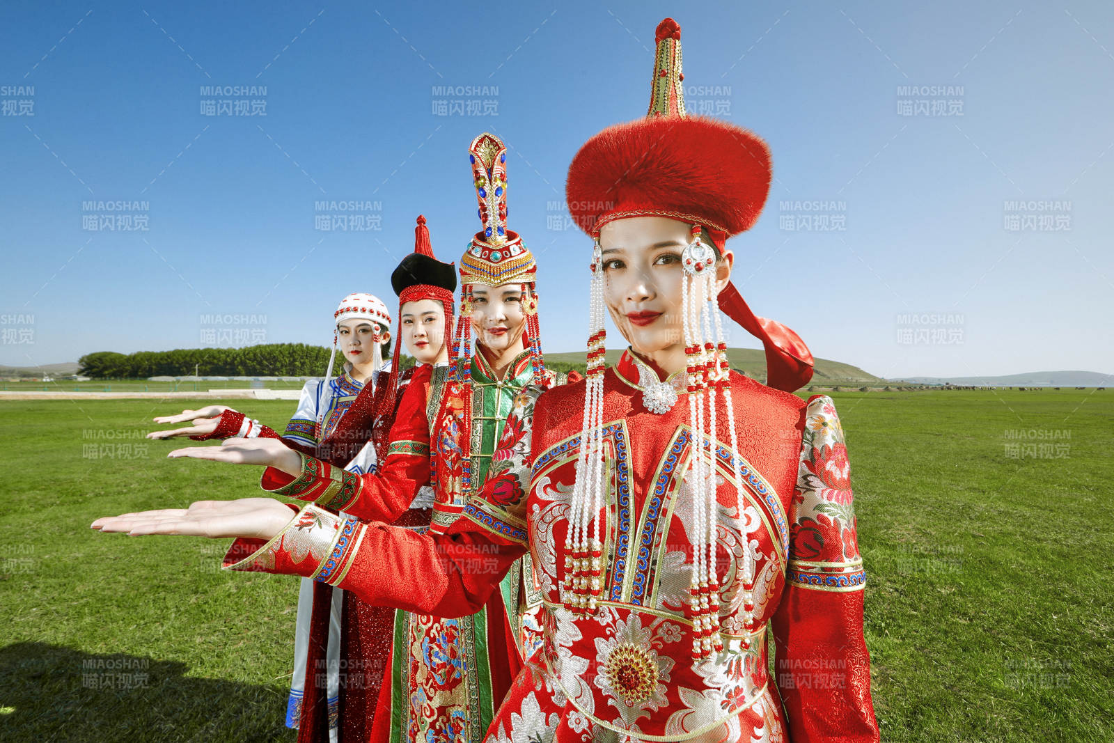 草原上穿著蒙古族傳統服飾的亞洲年輕美少女