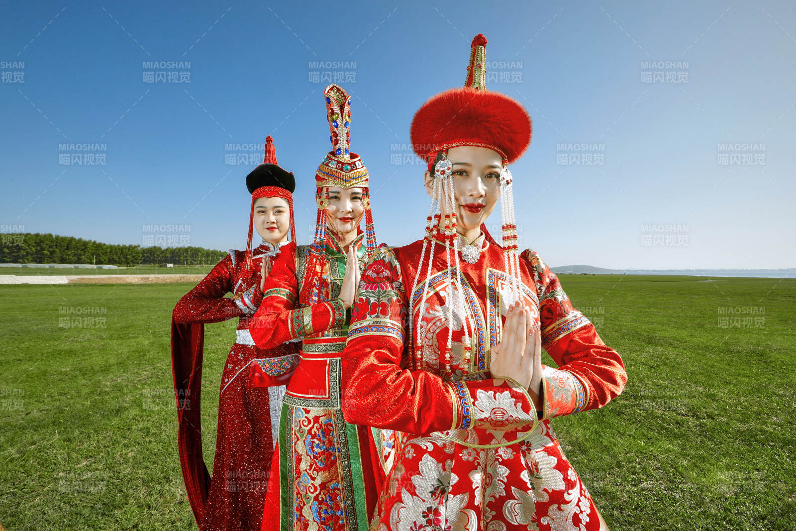 草原上穿著蒙古族傳統服飾的亞洲年輕美少女