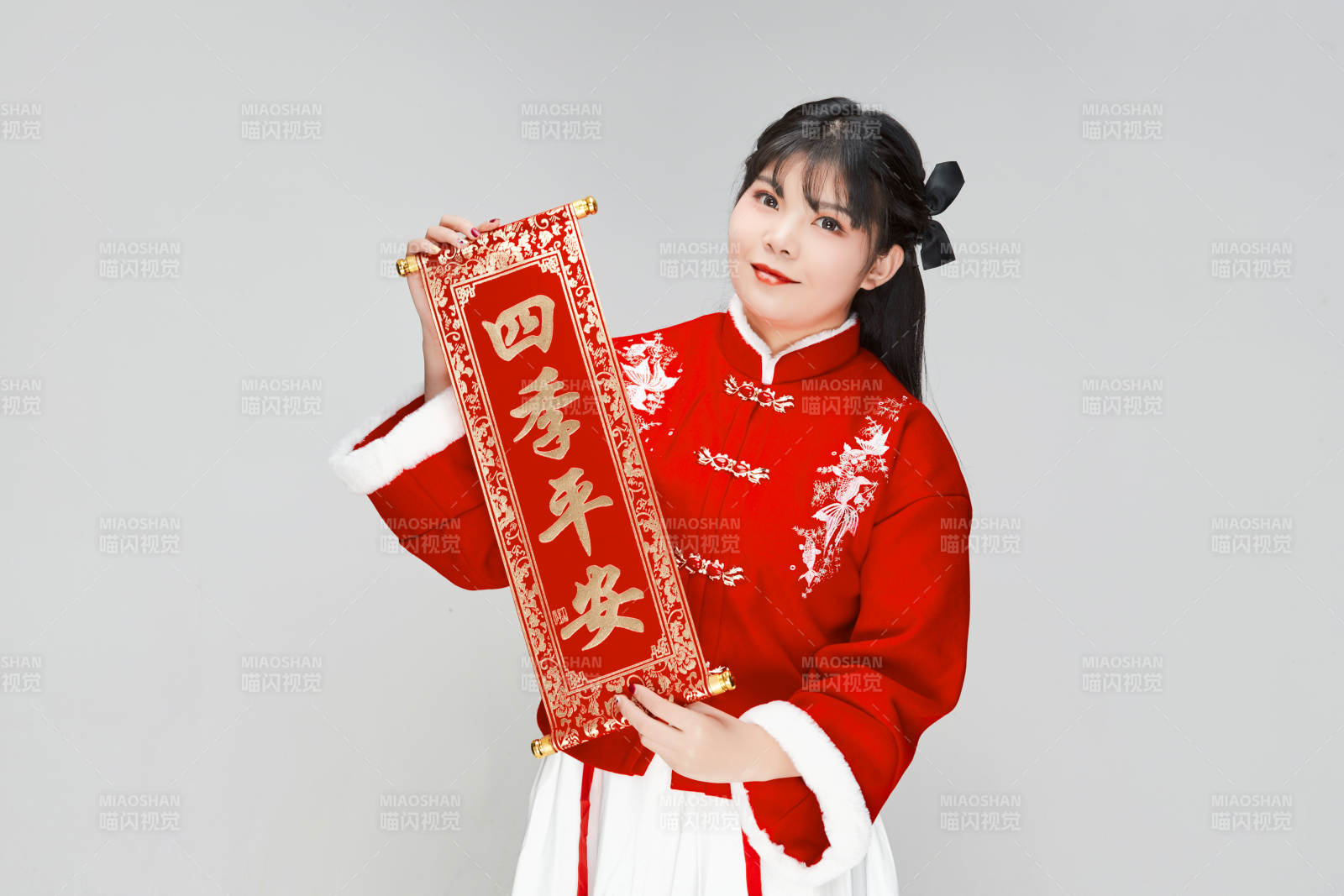 手持春聯(lián)身穿喜慶漢服的可愛(ài)少女