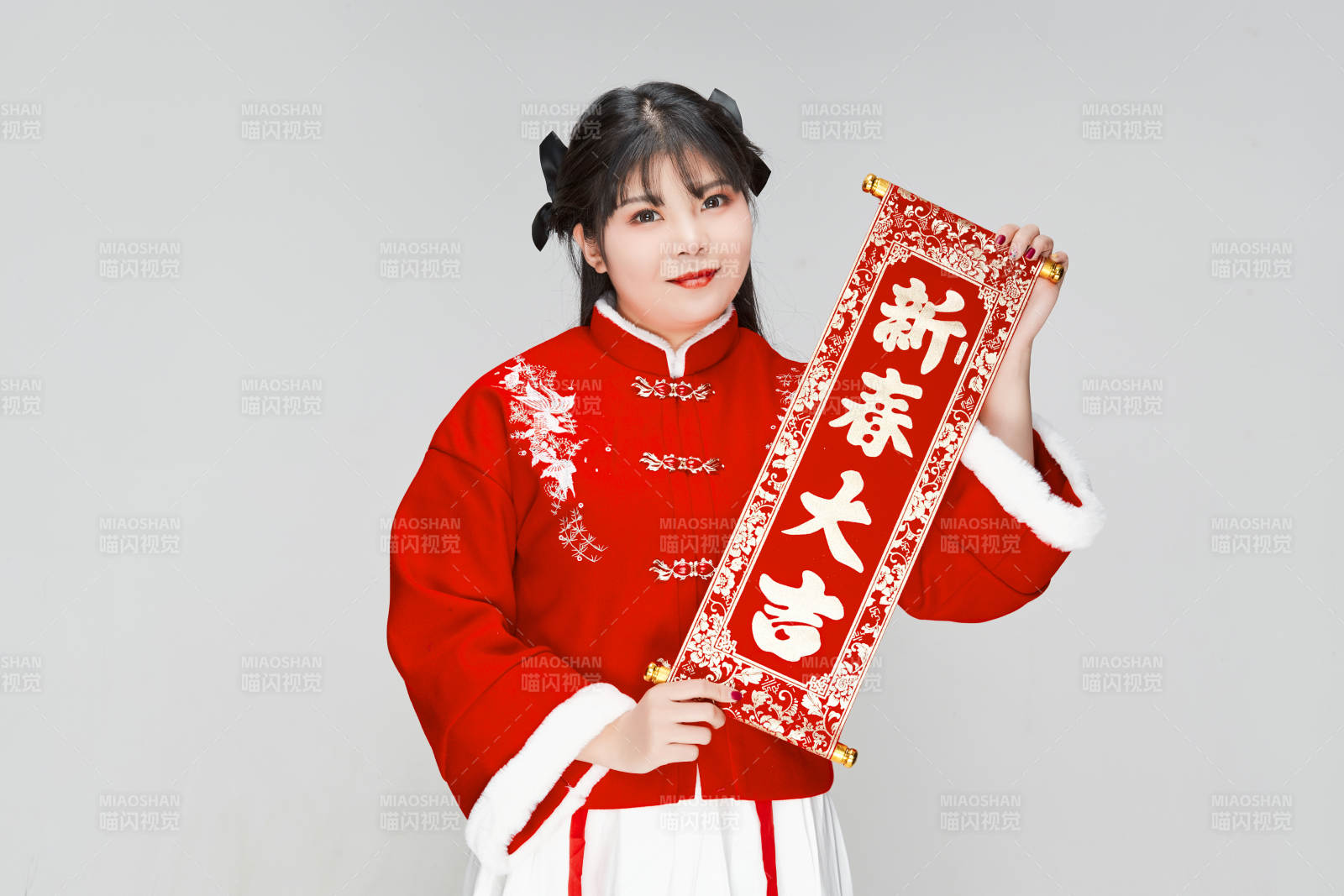 手持春聯身穿喜慶漢服的可愛少女