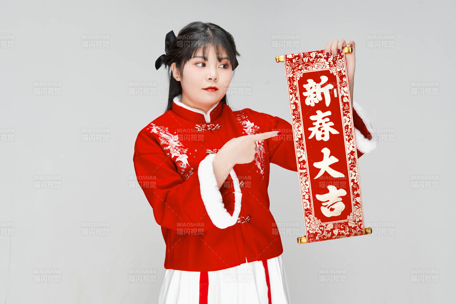 手持春聯身穿喜慶漢服的可愛少女