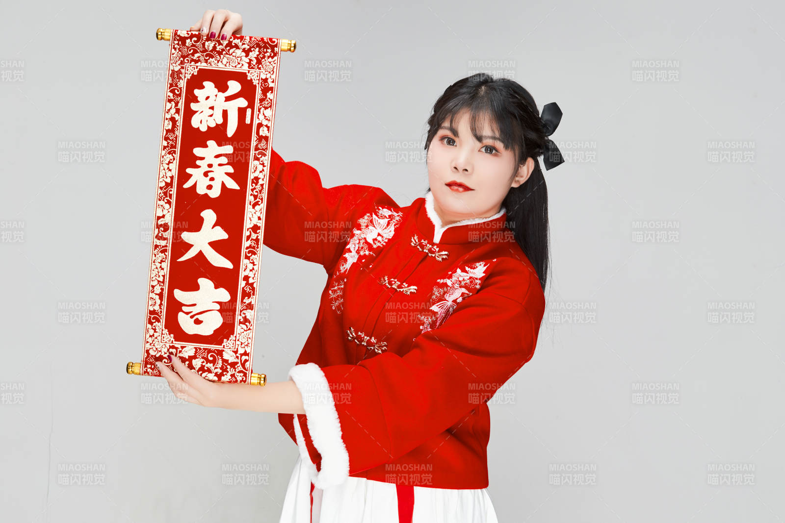 手持春聯身穿喜慶漢服的可愛少女