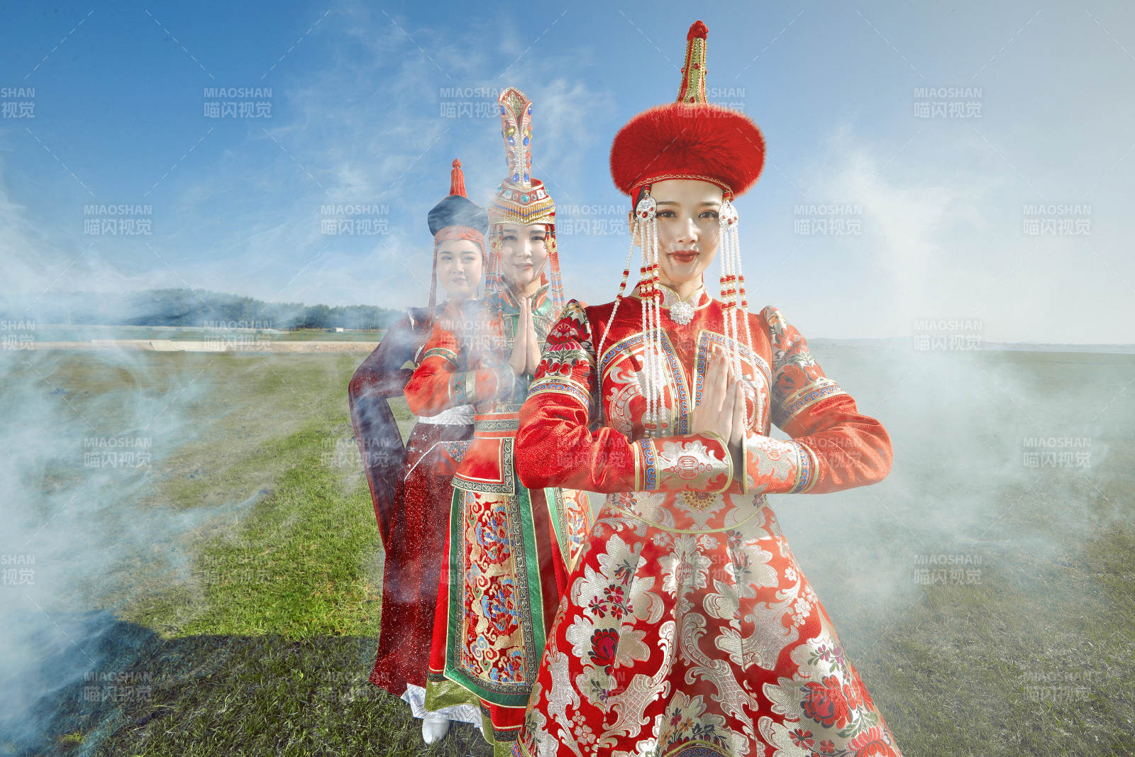 草原上穿著蒙古族傳統(tǒng)服飾的亞洲年輕美少女