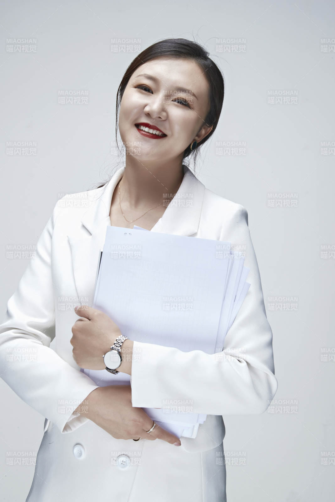 影棚拍攝白色背景亞洲年輕女性商務人像