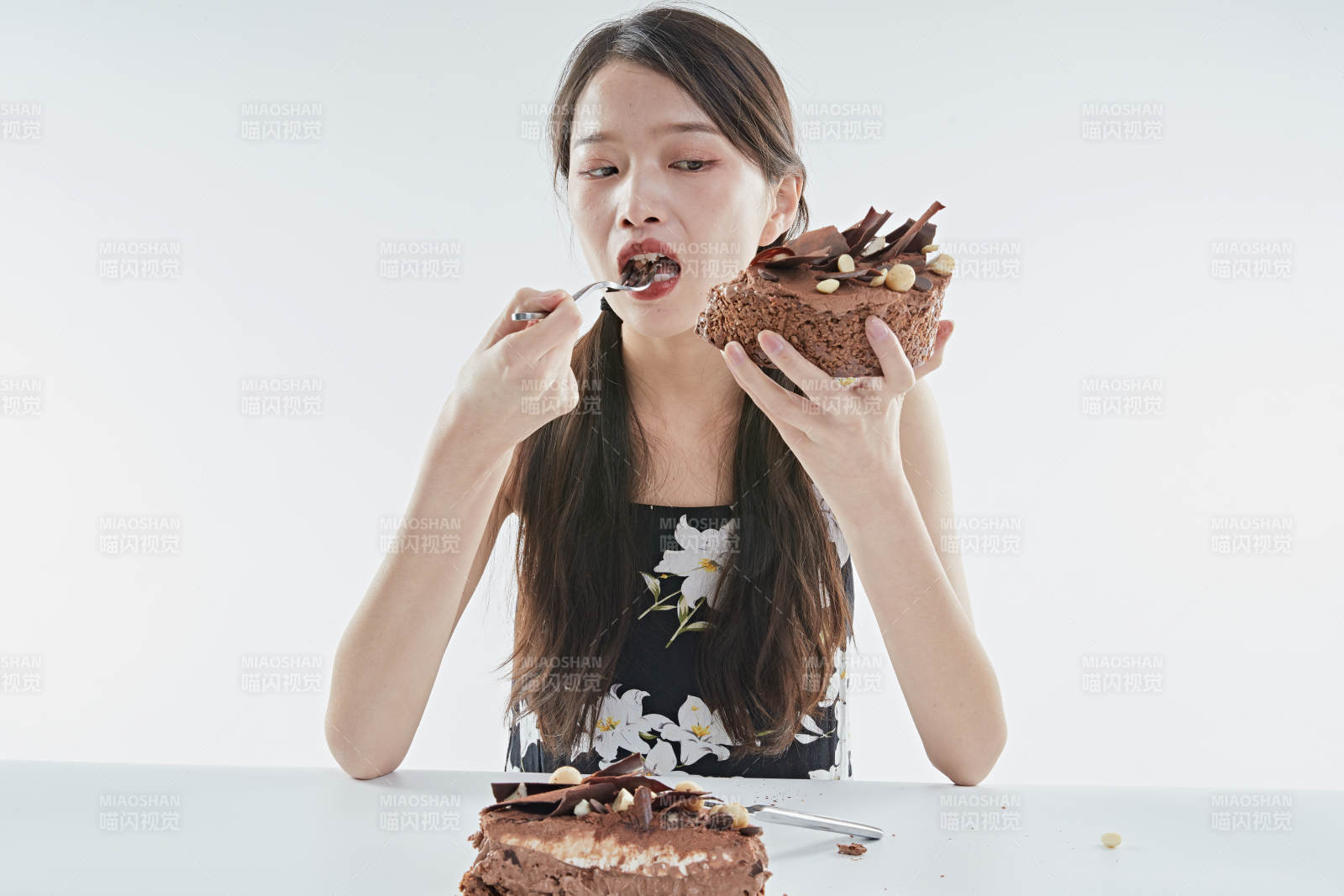 喝紅酒品嘗蛋糕的年輕女性