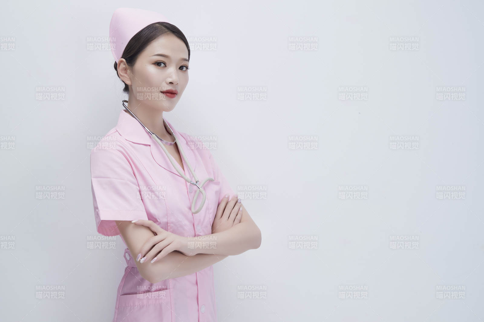 身穿粉色護士服佩戴聽診器的女性醫護人員