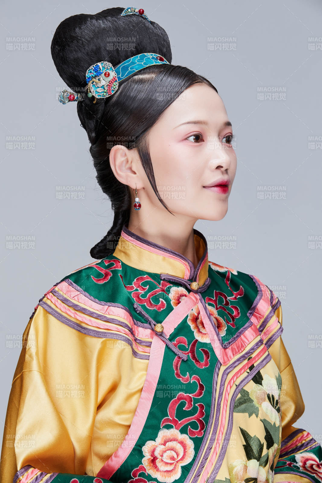 白色背景下的清代女性古裝造型清朝古裝