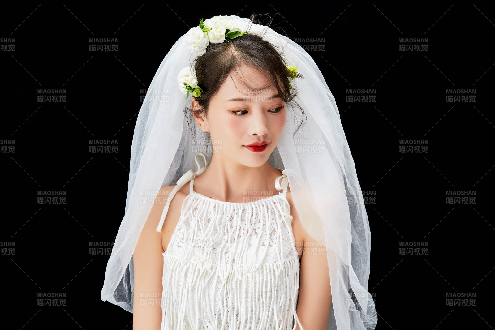 黑色背景下的美妝新娘彩妝人像