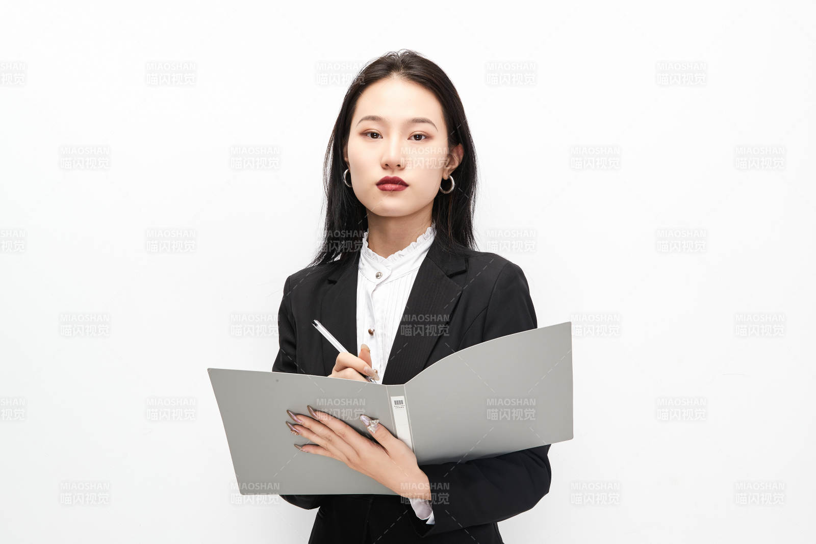 身穿西服拿著文件夾的美麗商務女士