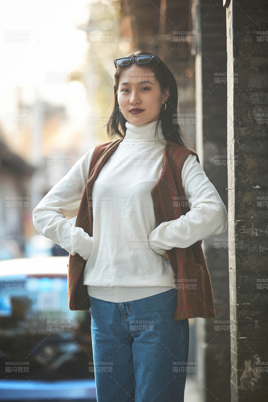 老舊城區(qū)里穿著復古港風的美麗清純少女