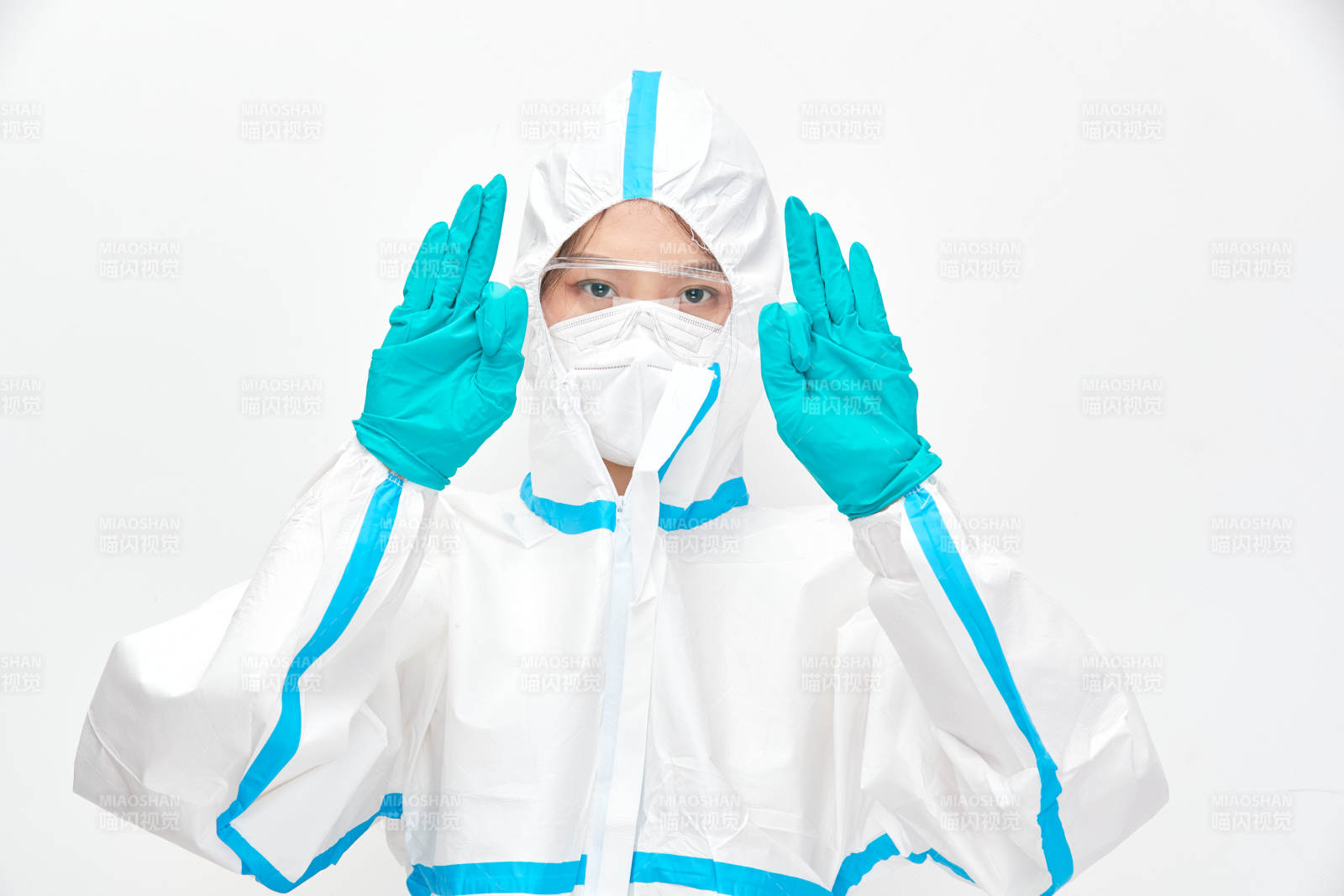 穿白色防護服佩戴護目鏡口罩的女性醫療人員