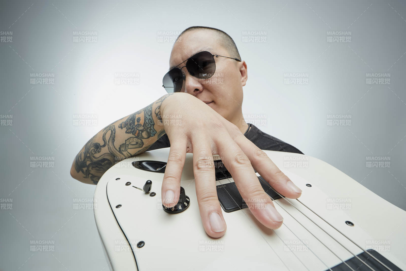 手持電吉他展示演奏的亞洲男性搖滾樂手人像