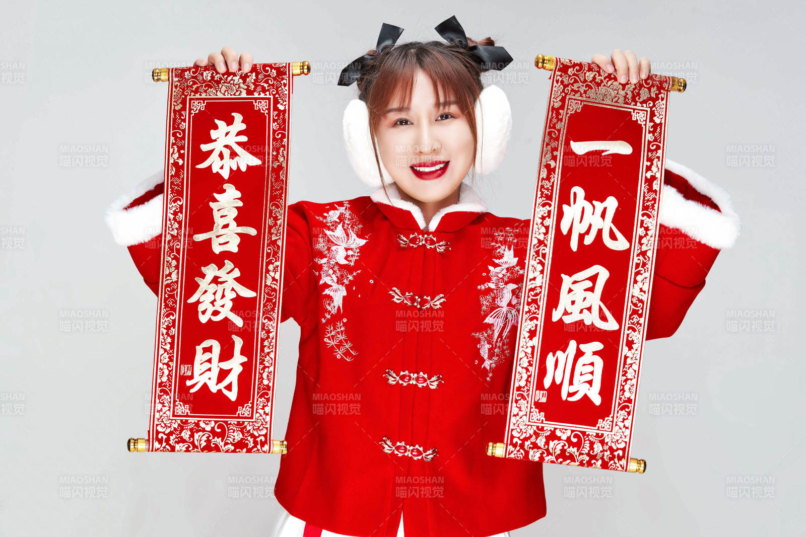 手持春聯身穿喜慶漢服的可愛少女