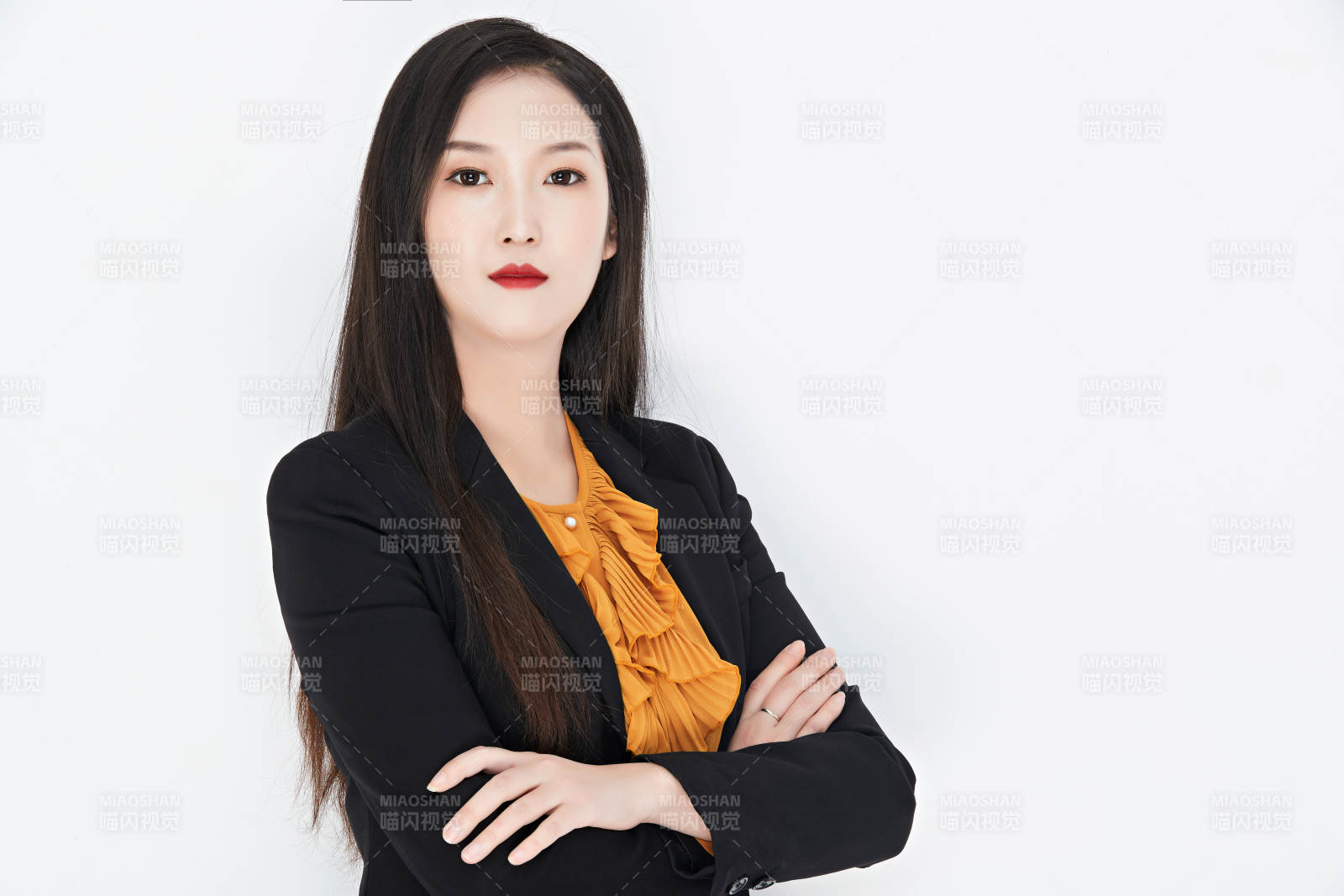 白色背景下的美麗商務女性肖像