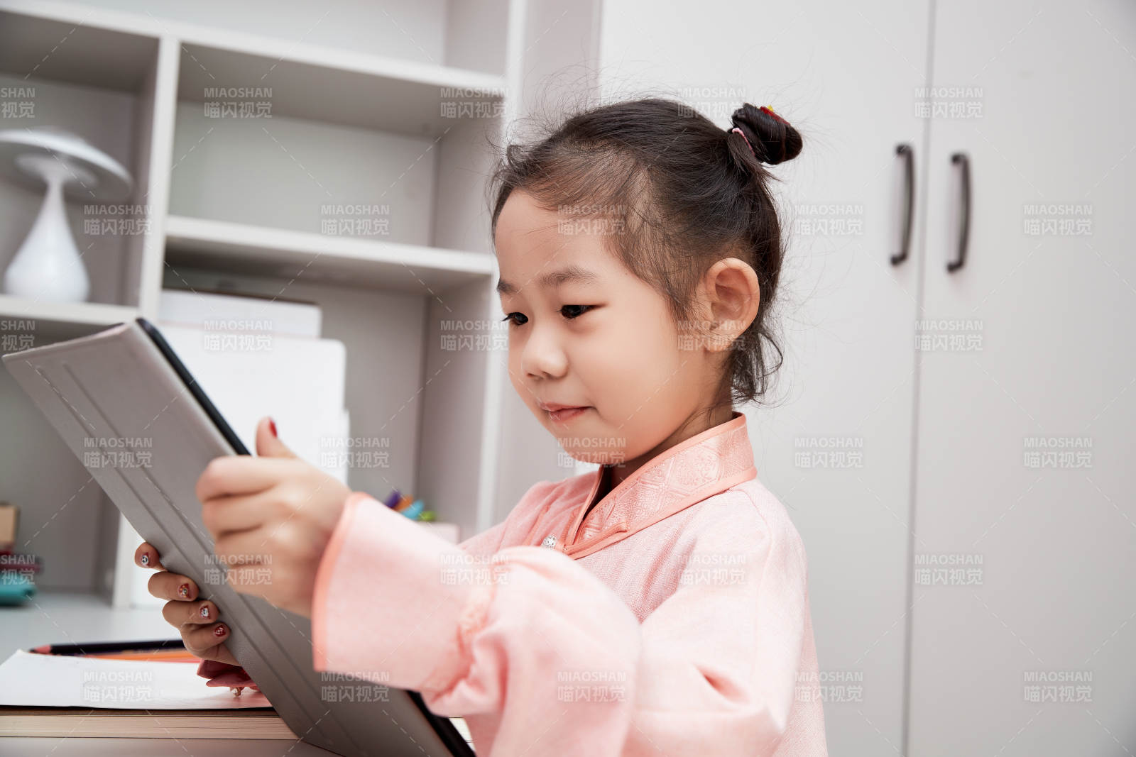 在家玩耍的亞洲小女孩