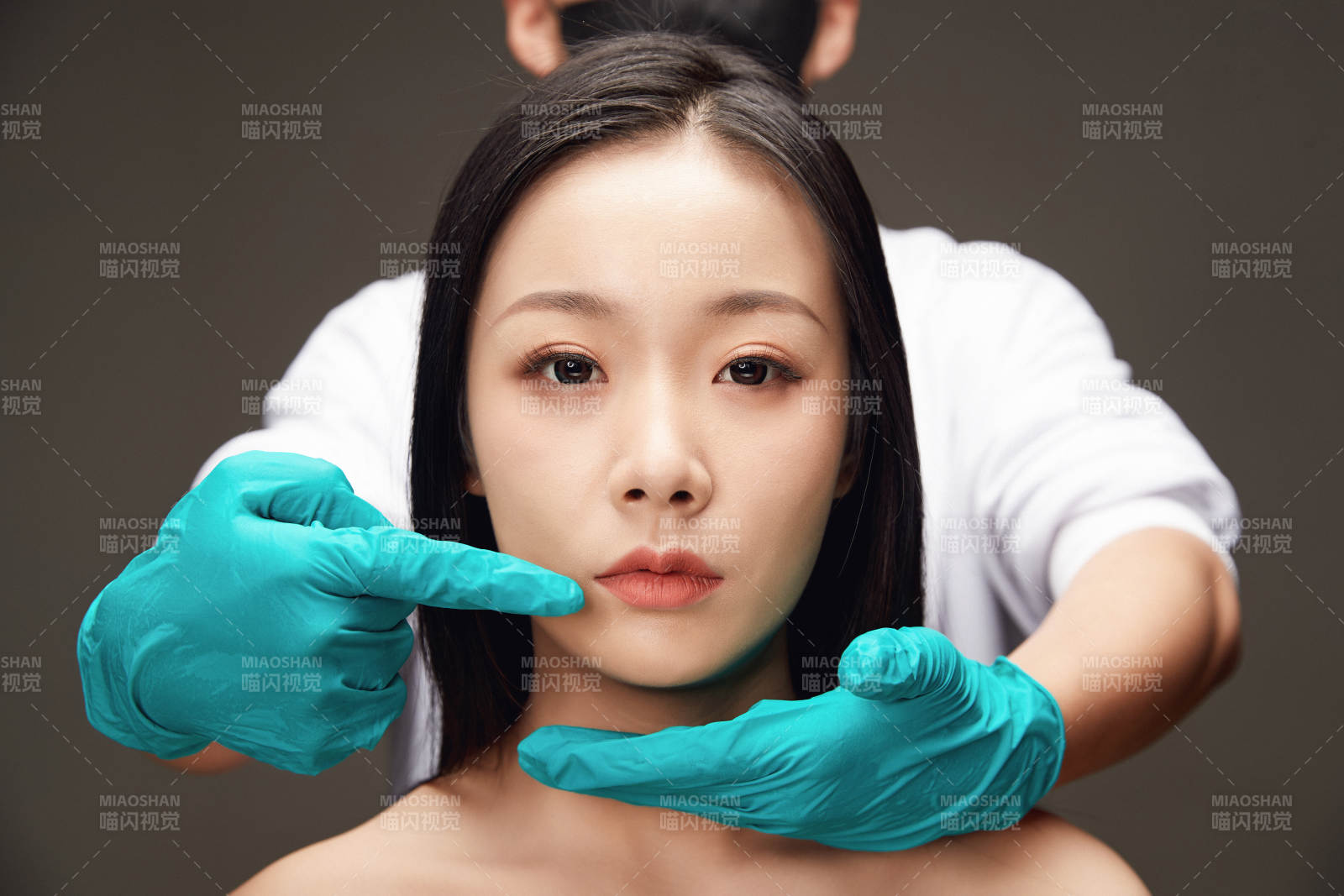 黑色背景里的亞洲美女面部特寫醫(yī)美整容