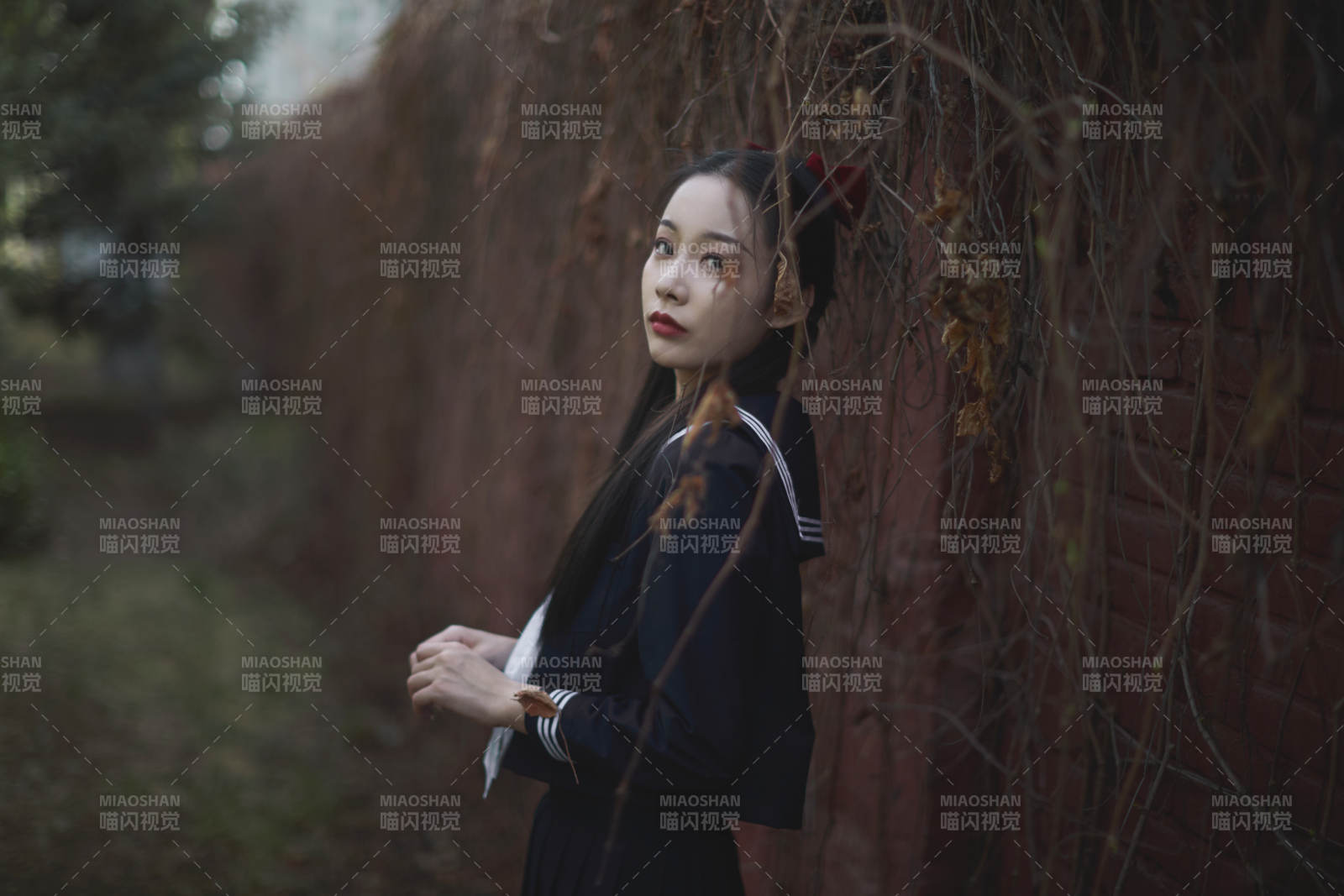 日系戶外公園穿jk校服的少女