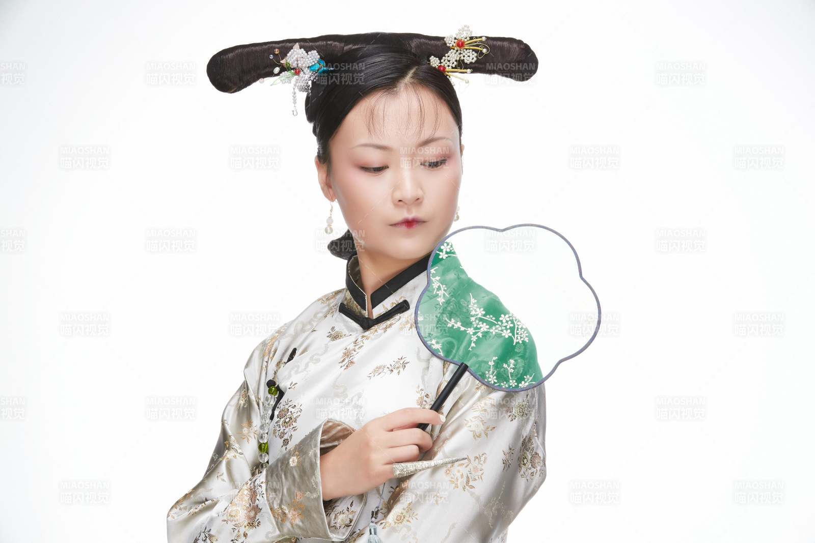 白色背景下的清代女性古裝造型清朝古裝