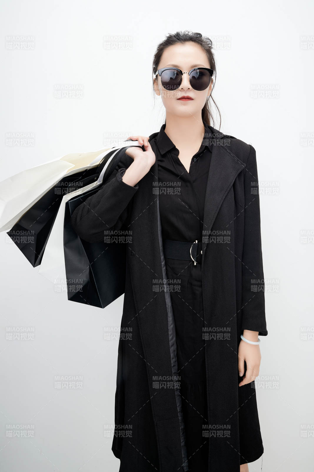 白色背景下手提購物袋時尚美麗的亞洲少女