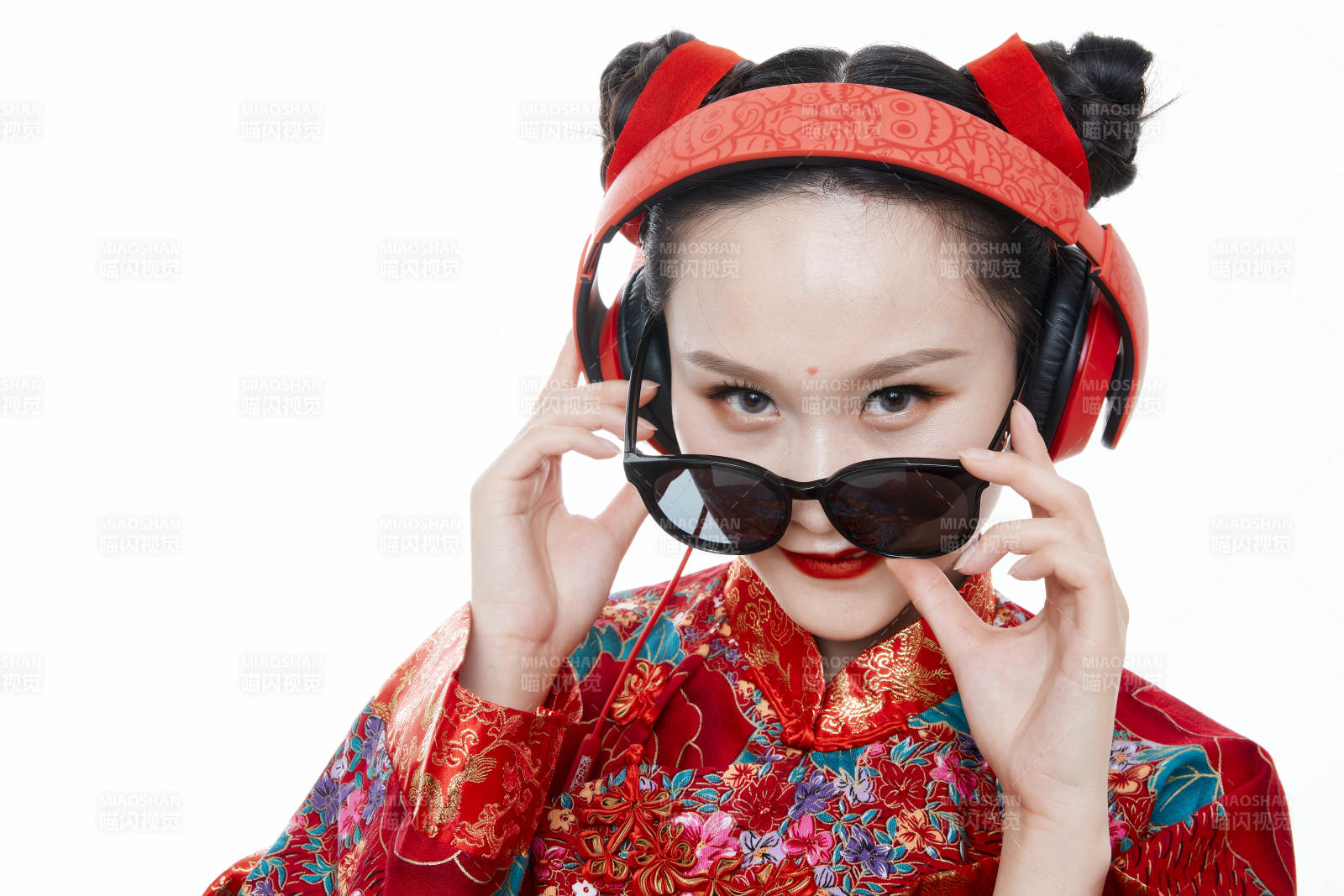 身穿中國傳統服飾的青年女性