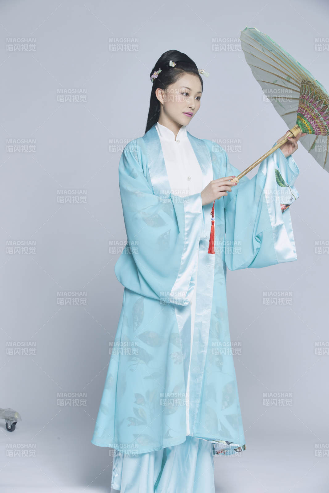 身穿古裝的漢服女性人像漢服影棚拍攝