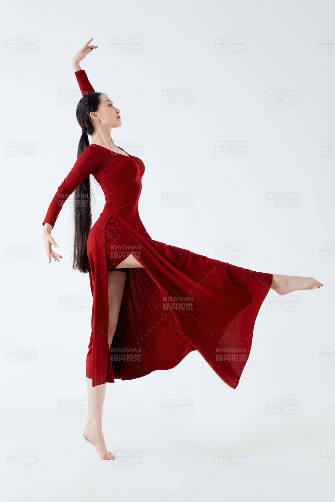 穿著紅色長裙翩翩起舞的少女