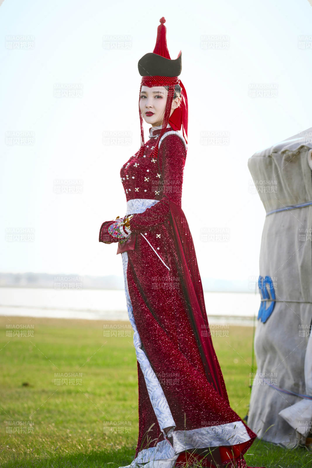 草原上穿著蒙古族傳統服飾的亞洲年輕美少女