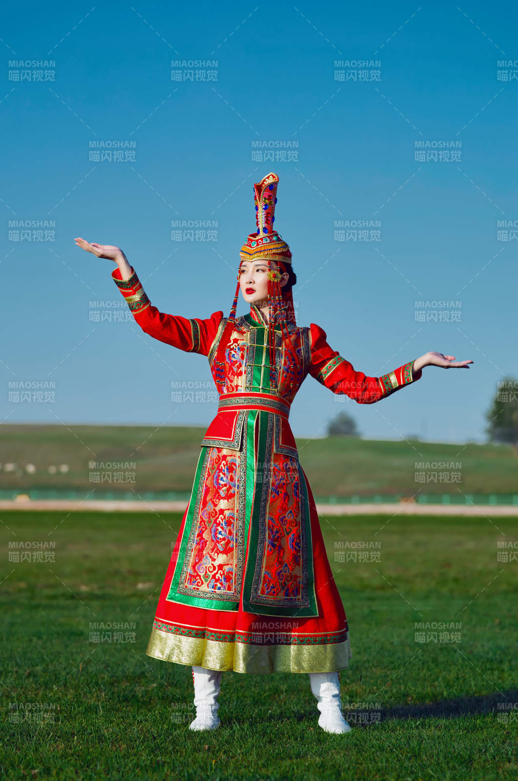 草原上穿著蒙古族傳統服飾的亞洲年輕美少女