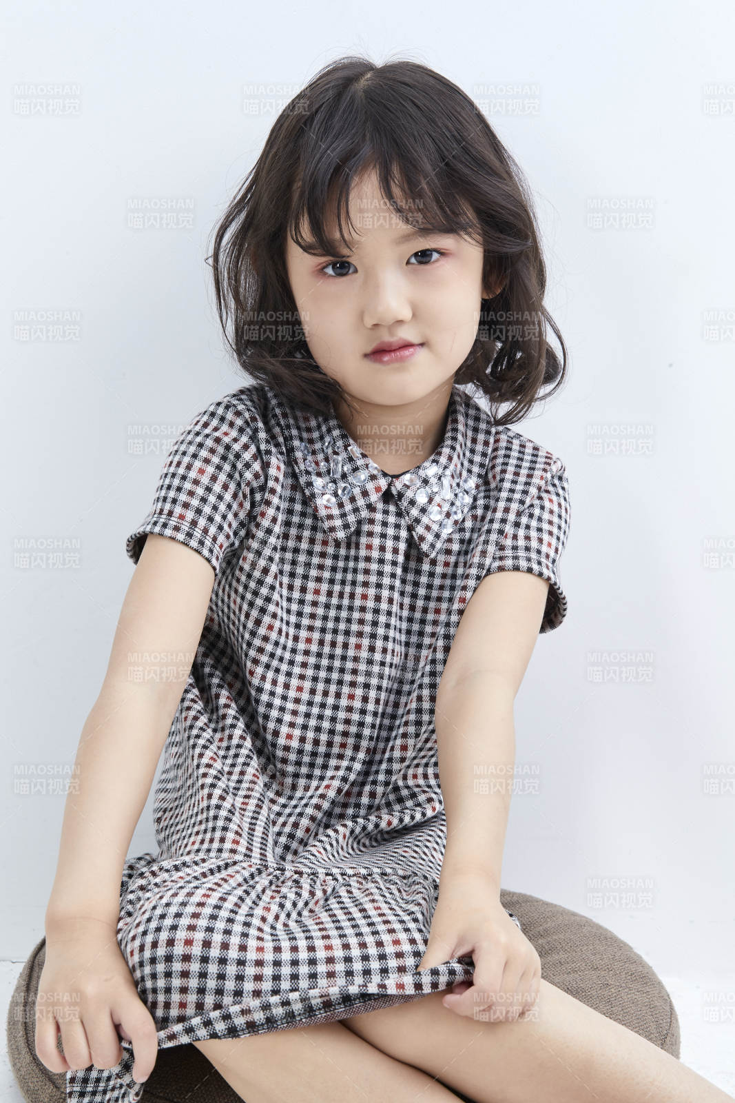 白色色背景的可愛的亞洲小女孩兒童