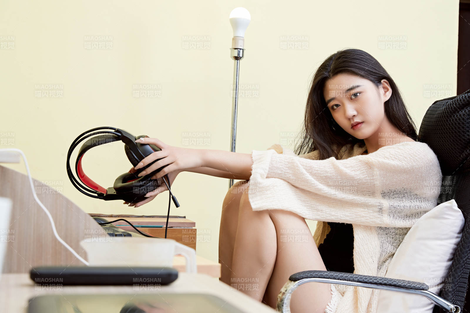 在家里坐在椅子上打游戲的美麗女孩