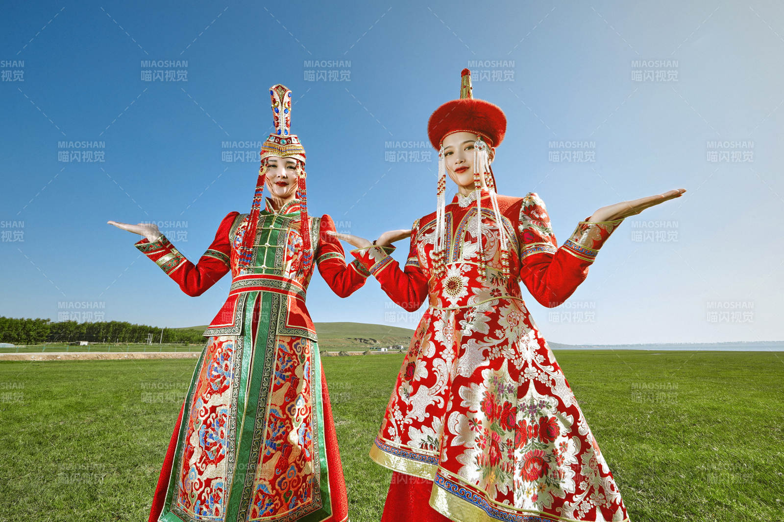 草原上穿著蒙古族傳統(tǒng)服飾的亞洲年輕美少女